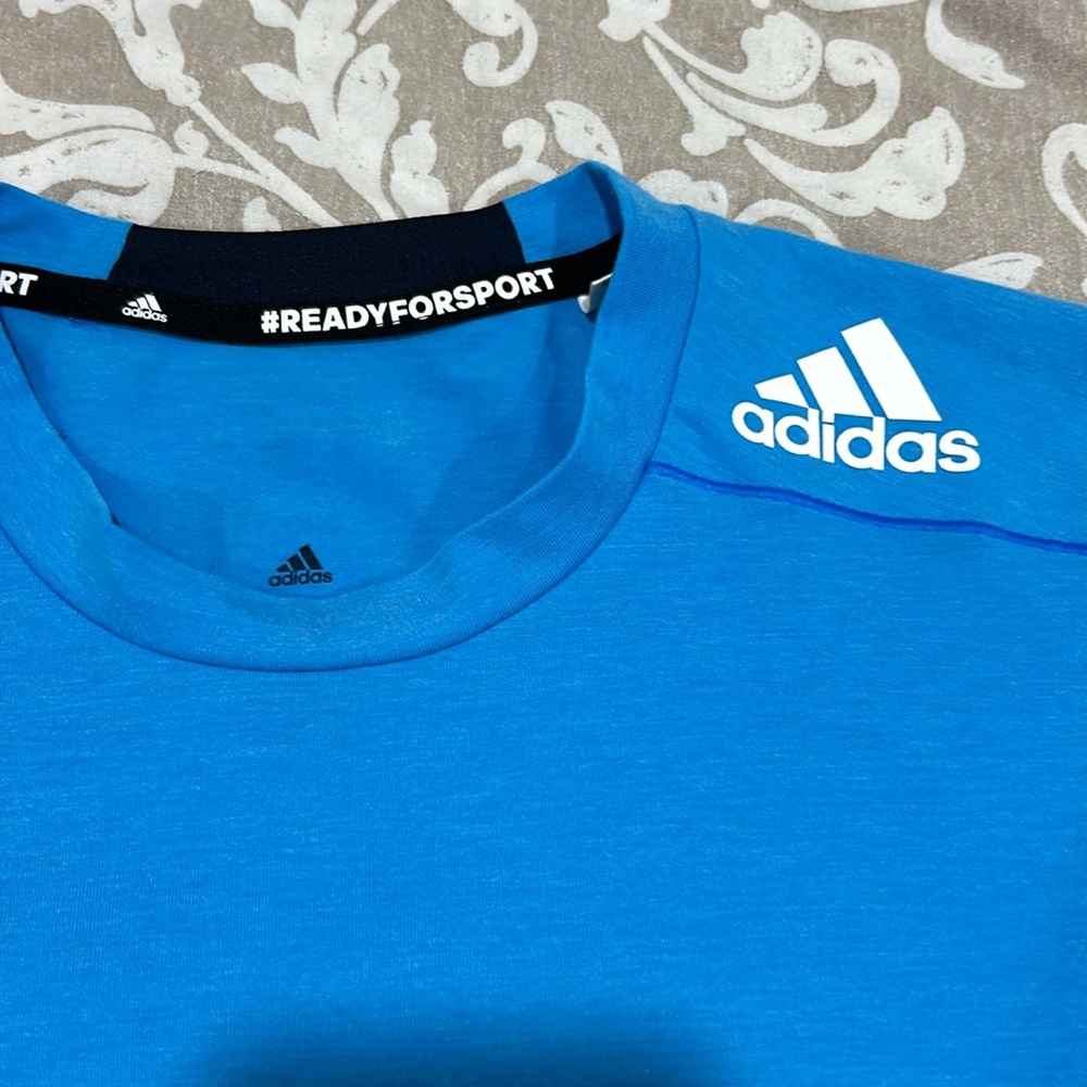 Beautiful 3 Mens T shirts 2 Adidas and 2 a&f